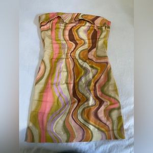 Fitted strapless patterned dress